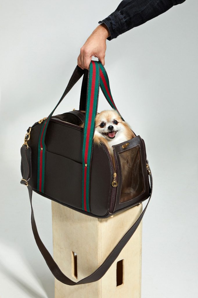 bolsa milano A bolsa Milano é o nosso novo design. Além de elegante, está apta para transportar seus pets de acordo com as regras das companhias aéreas ao redor do mundo. 