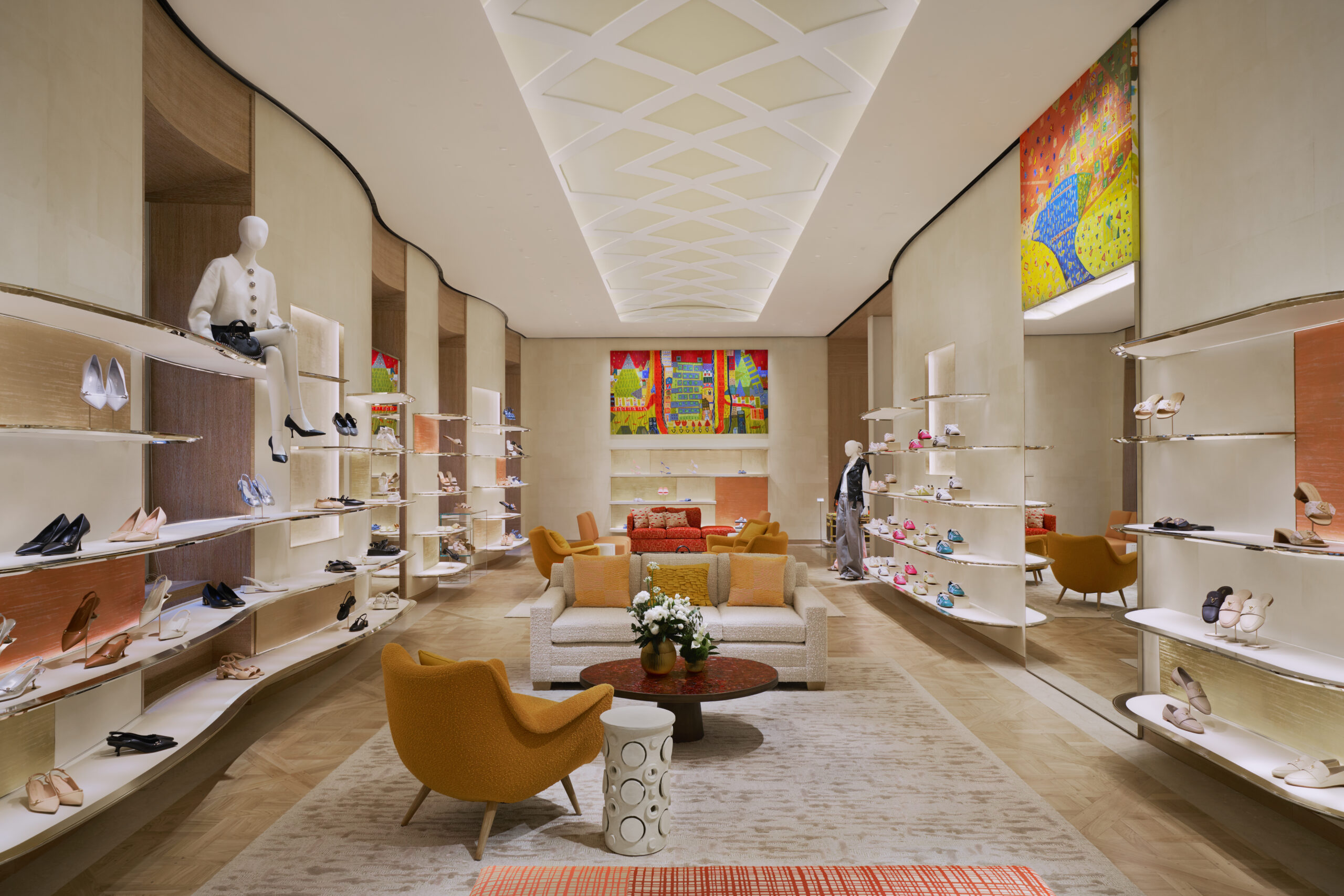 Louis Vuitton reabre loja e inaugura café na Via Montenapoleone
